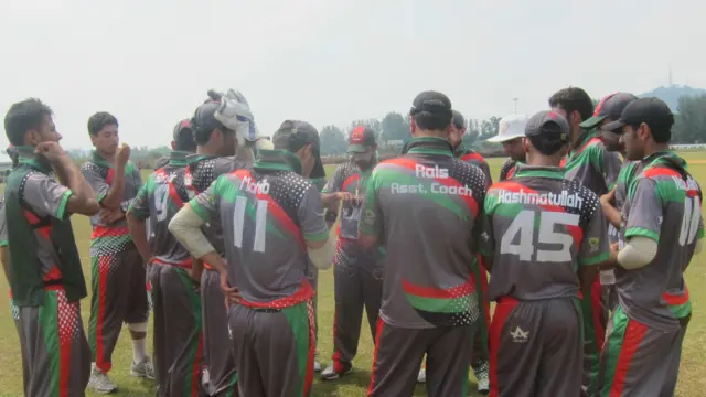 تر هرې لوبې وړاندې او وروسته افغان لوبغاړي د لوبې پر پلان او د خپلو پلانونو پر بېلا بېلو اړخونو په خپلو کې غور کوي