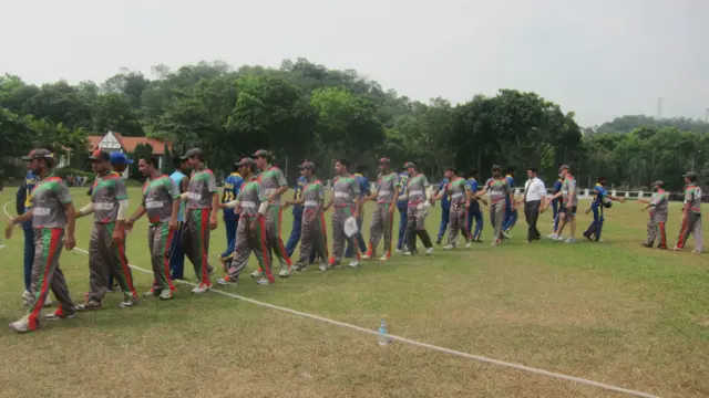 تر لوبې وروسته له خپلو سيالانو سره روغبړ او يو بل ته ښه بخت غوښتنه د لوبې له دودونو څخه ده