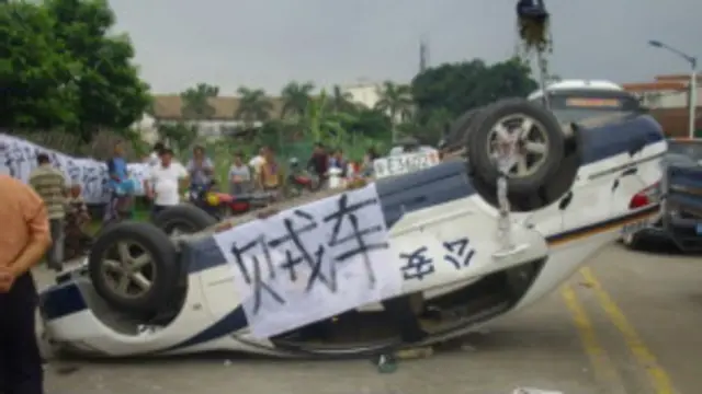 左滩被推翻的警车(互联网图片)