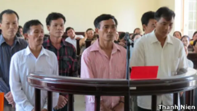 Các bị cáo tại tòa (ảnh của báo Thanh Niên)