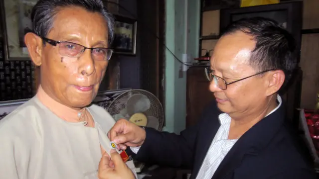 Một nhóm vận động dân chủ người Việt hải ngoại thăm Liên đoàn Dân tộc vì Dân chủ Miến Điện (NLD) tại Rangoon trong tháng 6. Ông Nguyễn Công Bằng (đảng Vì Dân) trao huy hiệu cho ông Tin Oo (trái), một lãnh đạo NLD.