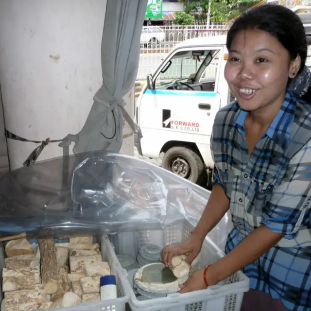 Người làm kem chống nắng.