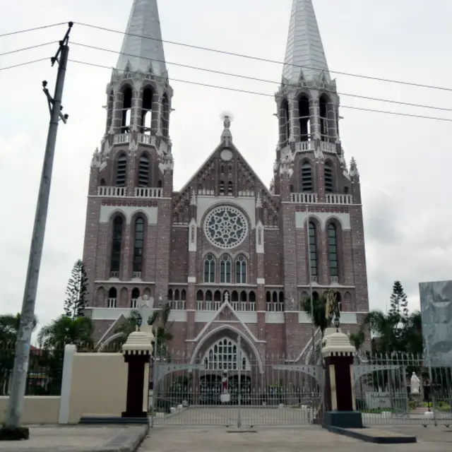 Dù đa số người Miến Điện theo Phật Giáo, tại Rangoon cũng có Giáo đường Thiên Chúa Giáo La Mã.