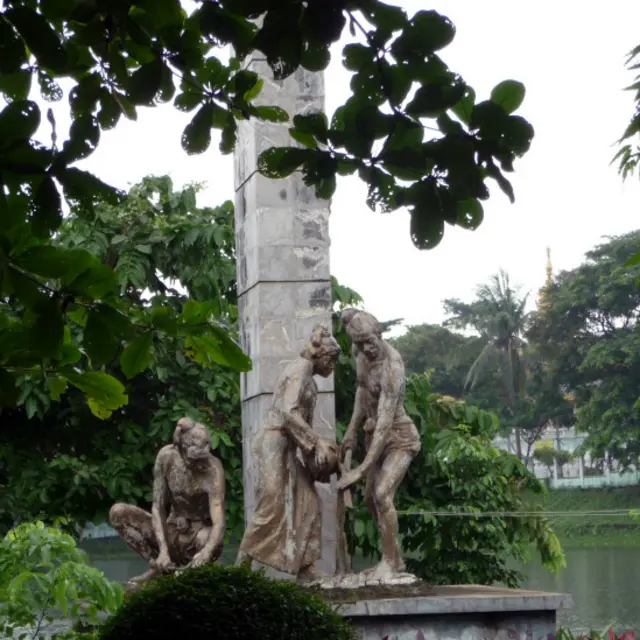 Tượng đài Trả Kiếm của Miến Điện bên hồ tại Rangoon. Sau chuyến thăm đến trụ sở NLD, phái đoàn của đảng Vì Dân còn thăm thành phố từng là thủ đô Miến Điện.