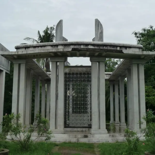 Mộ của mẹ bà Aung San Suu Kyi, bà Khin Kyi. Bà Khin Kyi từng làm đại sứ Miến Điện tại Ấn Độ và Nepal trong thập niên 1960.