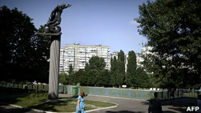 Estatua a la entrada del estadio en la que un jugador ucraniano derrota al símbolo del águila del Tercer Reich