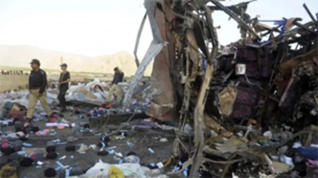 बस में लगभग 60 शिया श्रद्धालु बैठे थे जब उसपर पहाड़ से रॉकेट हमला हुआ