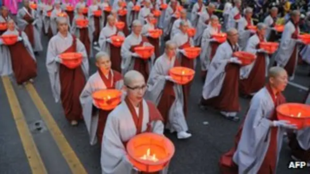 韩国首尔佛诞燃灯庆典上僧人手持莲花灯巡游(19/5/2012)