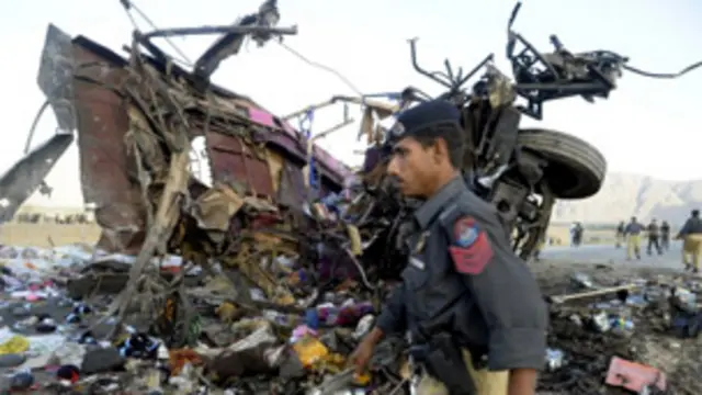 دھماکے سے بس مکمل طور پر تباہ ہوگئی تھی