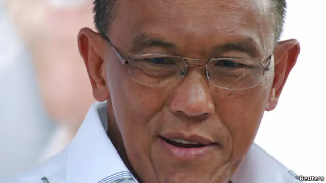 Ketum Partai Golkar, Aburizal Bakrie telah bertemu pimpinan partai politik lain, tetapi belum bersikap.