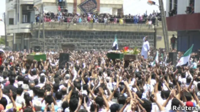 تشییع جنازه قربانیان در ادلیب