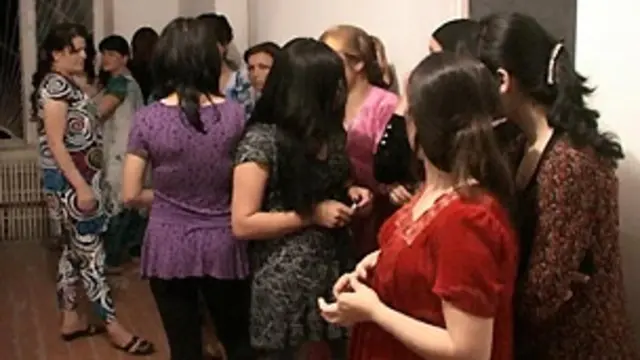 VKontakte-da külotli yalangoch dumbalar