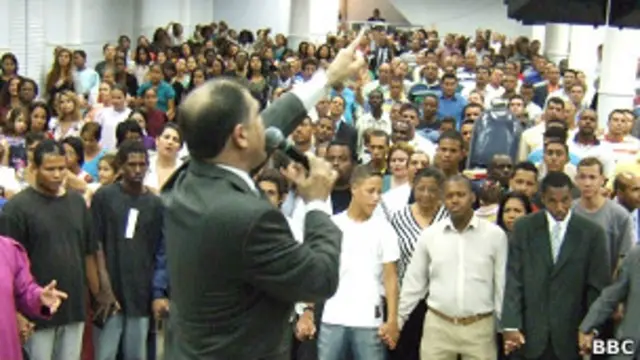 Culto evangélico | Foto: Júlia Dias Carneiro/BBC Brasil