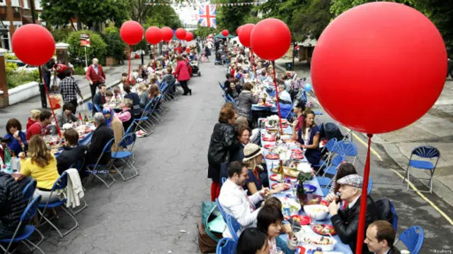 女王钻禧庆周末伦敦的午餐长桌