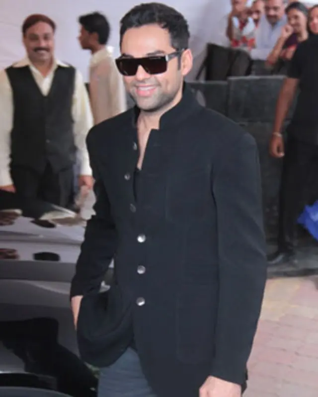 واده ته د ایشا ناسکه ورونه بوبي او سني دېول نه وو راغلي خو د دې د تره زوی ابهي دېول چې خپله فلمي لوبغاړی دی په واده کې موجود وو.