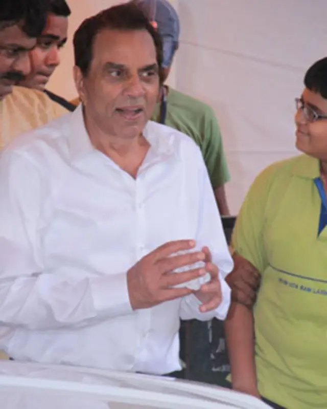 د ناوې پلار دهرمندر هم مېلمنو ته ښه راغلاست وایه.