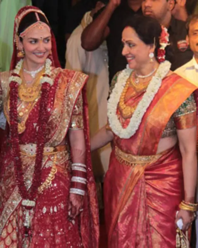 د ناوې (ایشا) مور هېمامالني د سویلي هند په دوديزو کالو کې خپله لور سینګار کړې وه.