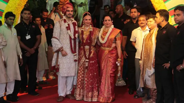 ایشا دېول د جون په ۲۹ نېټه په ممبيې کې د لوی سوداګر، برت تختاني سره واده وکړ.