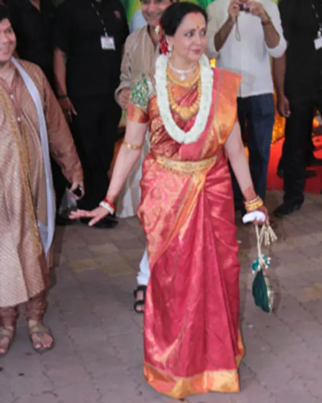 د ناوې (ایشا) مور هېمامالني مېلمنو ته ښه راغلاست وايي.