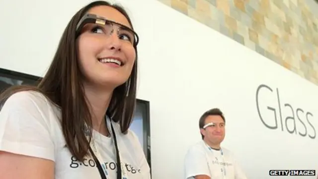 عینک گوگل یک رایانه پوشیدنی است که با صدا و لمس کردن کنترل می‌شود