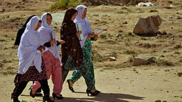 در مناطق عمدتا هزاره نشین غزنی، مدارس دخترانه نیز باز بوده و رقابت جدی برای آموختن میان نوجوانان و جوانان جریان دارد