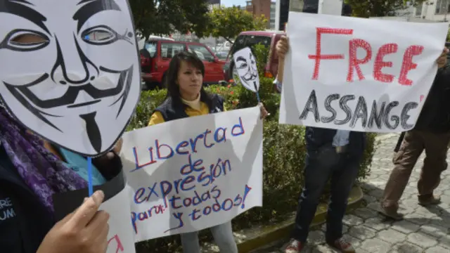 Unjuk rasa mendukung Julian Assange di Quito, Equador.
