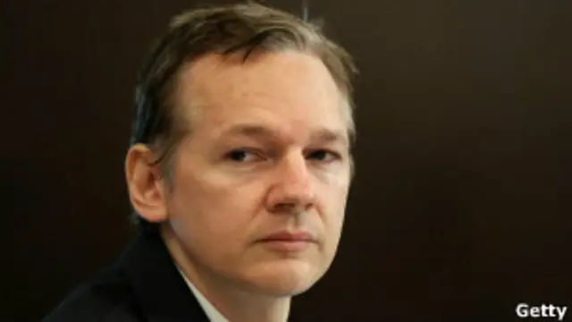 Ông Assange hiện đang xin tị nạn tại đại sứ quán Ecuador.