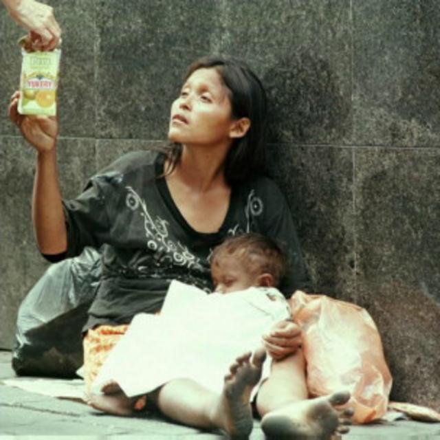 Mujer pidiendo dinero en las calles de Venezuela