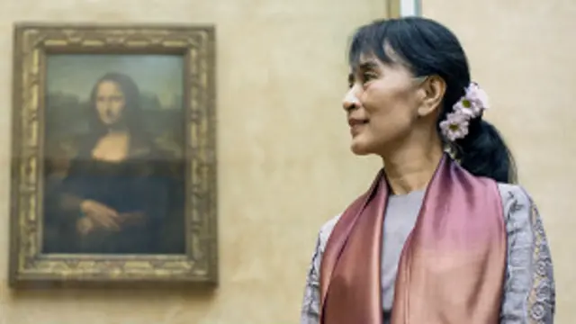 Bà Suu Kyi ở bảo tàng Louvre ở Paris