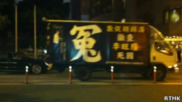 支联会的货车在胡锦涛下榻的酒店附近示威。