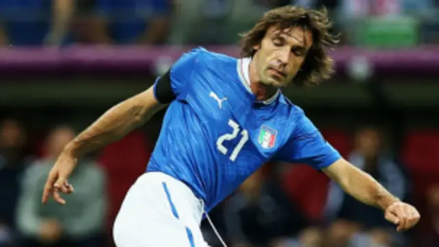 Andrea Pirlo merupakan ancaman pemain belakang, kata Fabregas.