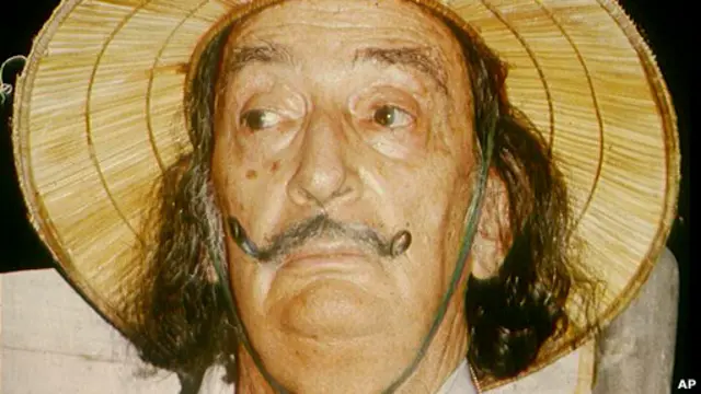 Salvador Dali adalah pelukis beraliran surealis yang dikenal eksentrik.