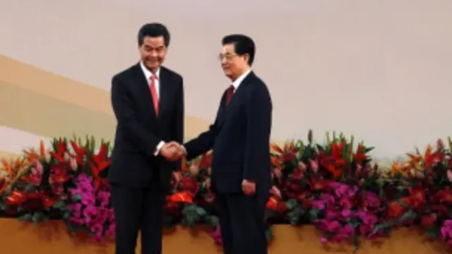 हु जिंताओ ने सी वाई लेउंग को हांगकांग के नए मुख्य कार्यकारी की शपथ दिलाई