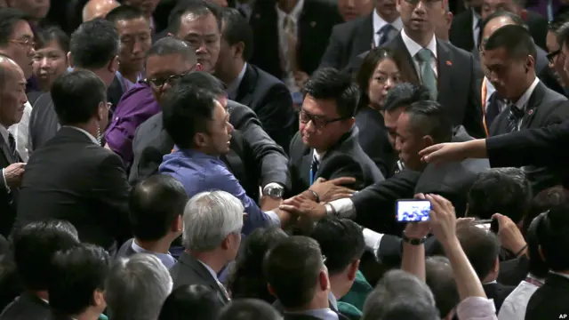 香港主权移交15周年，有庆祝活动也有抗议的声音。