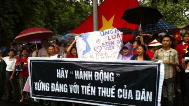 Theo hãng tin AP, có khoảng 200 người cầm cờ, hô khẩu hiệu phản đối Trung Quốc đã tham gia cuộc tuần hành ở Hà Nội.