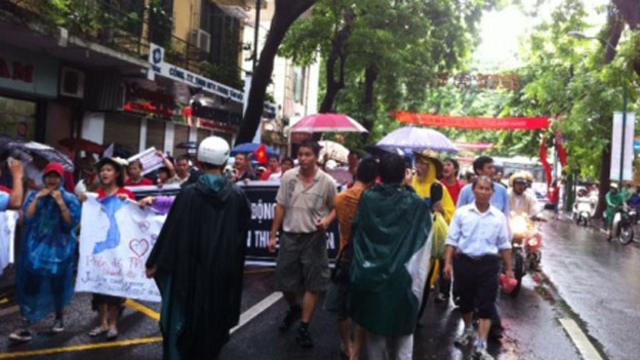 Cuộc tuần hành bắt đầu từ 9h sáng và đến khoảng 10h36, đoàn biểu tình "tự giải tán tại khu vực Hồ Gươm", vẫn theo blogger Nguyễn Xuân Diện.
