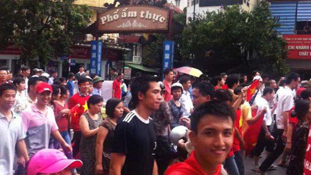 Cuộc tuần hành bắt đầu lúc 9h sáng, xung quanh Hồ Gươm và sau đó đi qua một số đường phố chính về phía Đại sứ quán Trung Quốc. 
