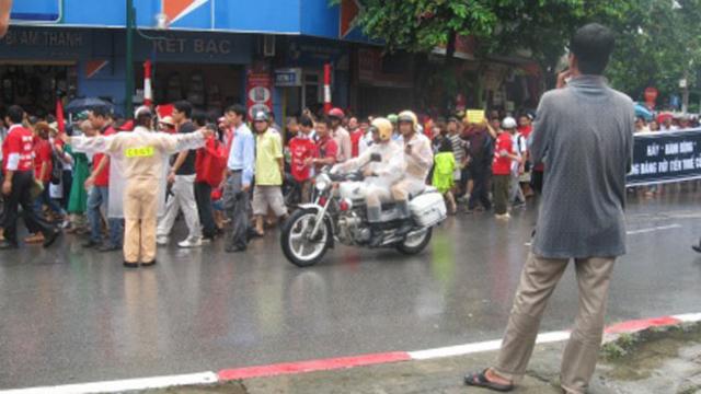 Blogger Nguyễn Xuân Diện cho biết "một số xe cảnh sát hướng dẫn bà con đi trên vỉa hè, và phân luồng giao thông để đảm bảo an toàn cho đoàn biểu tình."