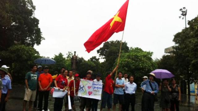 Từ sáng sớm một số người đã tới tượng đài Lý Thái Tổ bên Hồ Gươm, mang theo cờ Việt Nam và biểu ngữ chống Trung Quốc.