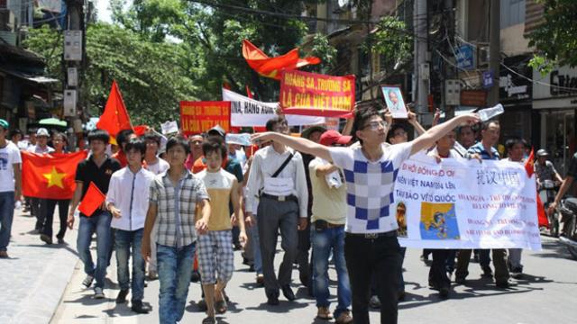 Từ Sài Gòn, blogger Huỳnh Ngọc Chênh nói "công an, dân phòng và trật tự đô thị xuất hiện vô cùng đông, bao vây các bạn trẻ và bắt một số lên xe".