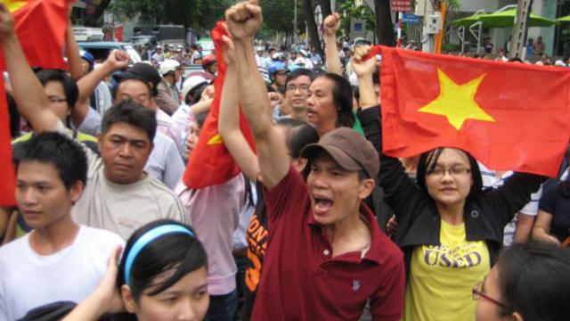 Việc báo chí chính thống tại Việt Nam tự do đăng bài chỉ trích Trung Quốc những ngày qua đã làm rộ tin đồn rằng chính quyền sẽ “làm ngơ” cho biểu tình xảy ra.