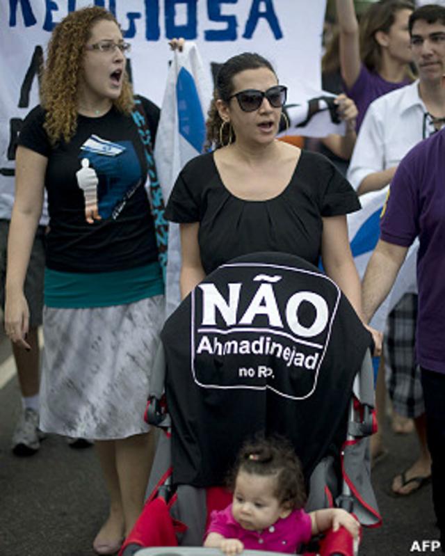 همزمان با سفر آقای احمدی‌نژاد به برزیل، تظاهراتی بر ضد او  در این کشور برگزار شد