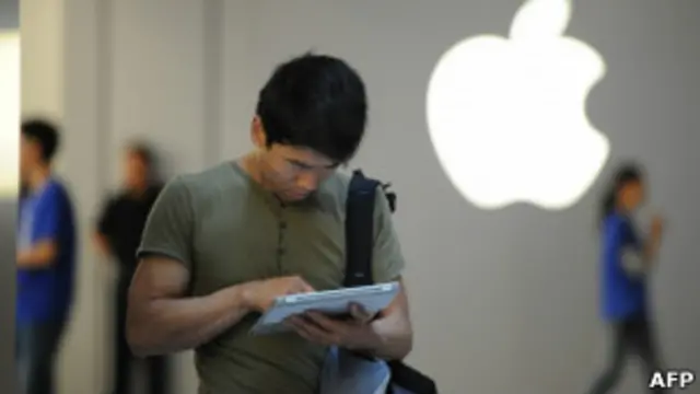 顾客在上海苹果店外使用iPad