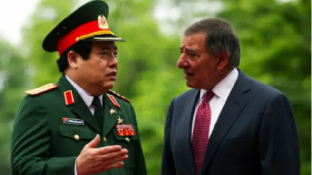 Bộ trưởng Phùng Quang Thanh có món quà tặng bộ trưởng Panetta