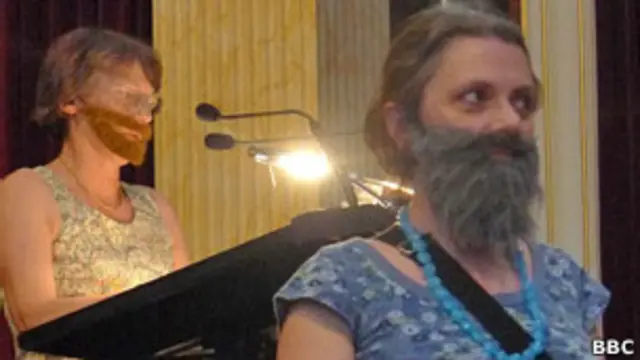 "Бородатые" феминистки выступили на публичной лекции масонов без приглашения