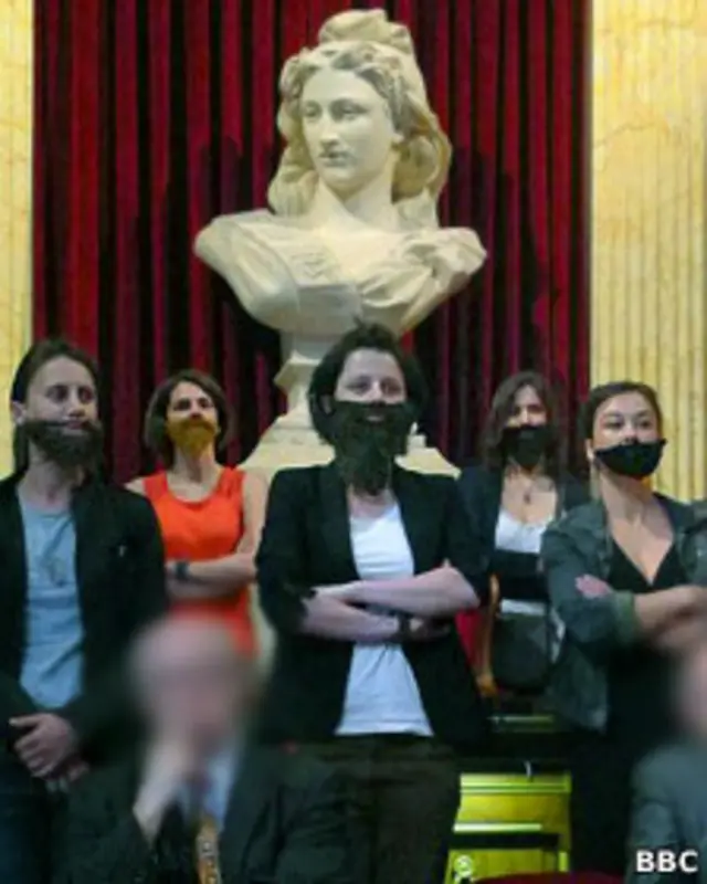 Активистки общества сгруппировались у бюста Марианны