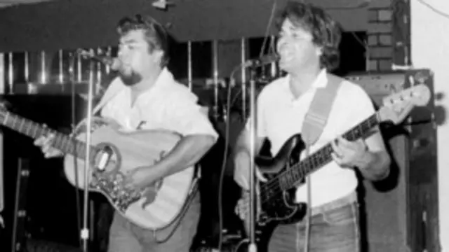 Los Lobos comenzaron tocando exclusivamente Rock and Roll, pero pronto incluyeron elementos de su herencia mexicana en su música.