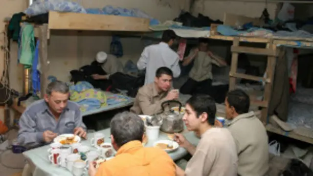 Руслар кўпинча ўзбекларга уйларини ижарага беришмайди. Шу боис аксар муҳожирлар ертўла ва қурилишларда яшашади