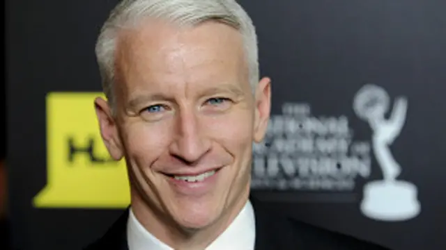 Anderson Cooper, peraih penghargaan jurnalisme Peabody Award, dan tiga kali mendapat penghargaan acara televisi Emmy Award.