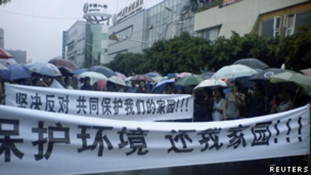 什邡市民上街反对钼铜开放项目（02/07/2012）